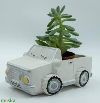 Beton anyagú Fehér - arany  kisteherautó  kaspó, defektes kerékkel