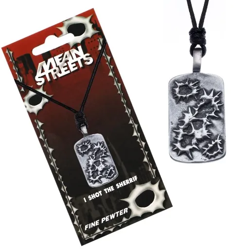 Černý náhrdelník s přívěskem, obrysy děr po kulkách na tabuli