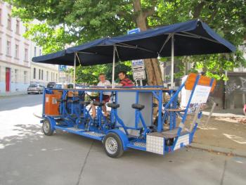 Praha: Beerbike s 30kg soudkem piva