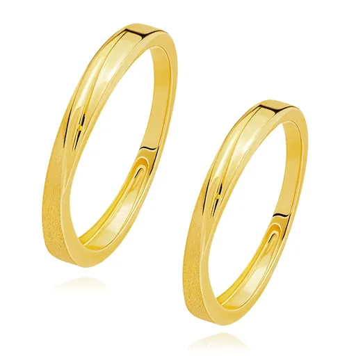 Snubní prsteny ze 14K zlata - šikmá drážka, hladký a strukturovaný povrch - Velikost: 49