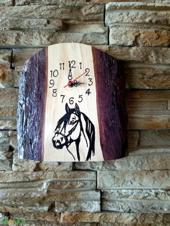 Fából készült lovas fa falióra