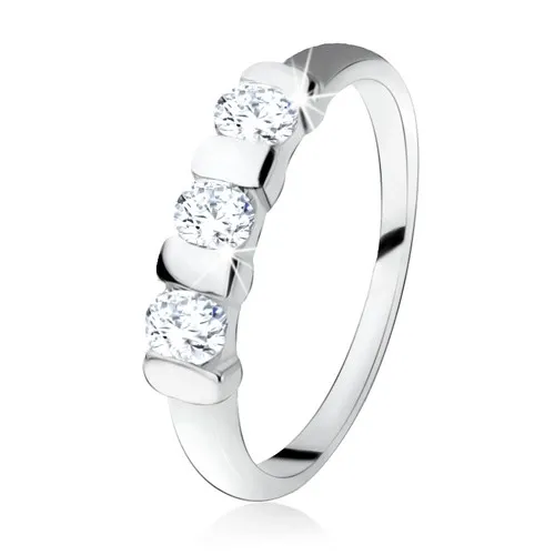 Zásnubní prsten ze stříbra 925, tři čiré zirkony oddělené pásky - Velikost: 58