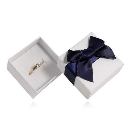 Bílá papírová krabička na šperky s modrou saténovou mašlí