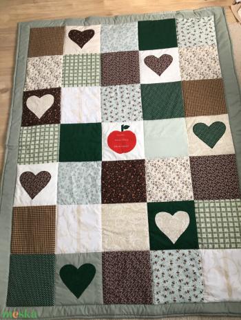 Zöld kockás patchwork takaró kockákból, falvédőnek is alk. szívecskékkel