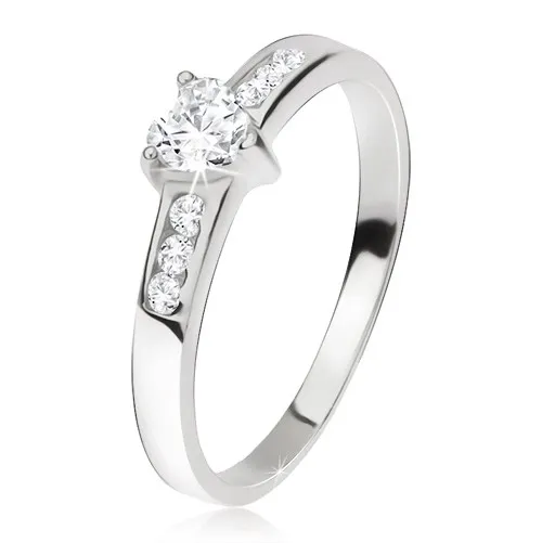 Prsten ze stříbra 925, srdcový zirkon, menší kamínky v ramenech - Velikost: 48