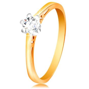 Zlatý 14K prsteň - číry zirkón v kotlíku z bieleho zlata, výrezy na ramenách - Veľkosť: 57 mm