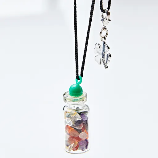 Šňůrka s přívěsky pro štěstí