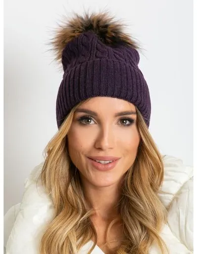 Dámská čepice s lemem a kožešinovou bambulí fialová