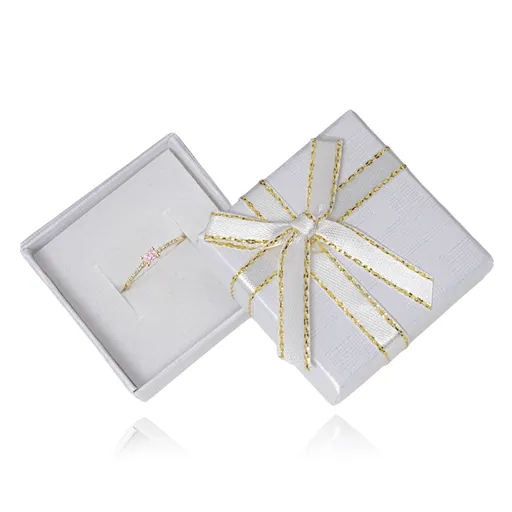 Bílá dárková krabička na šperky s lesklou bílo-zlatou mašlí