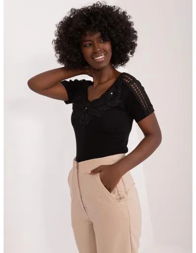 Dámská halenka s krajkou ve výstřihu OMA černá