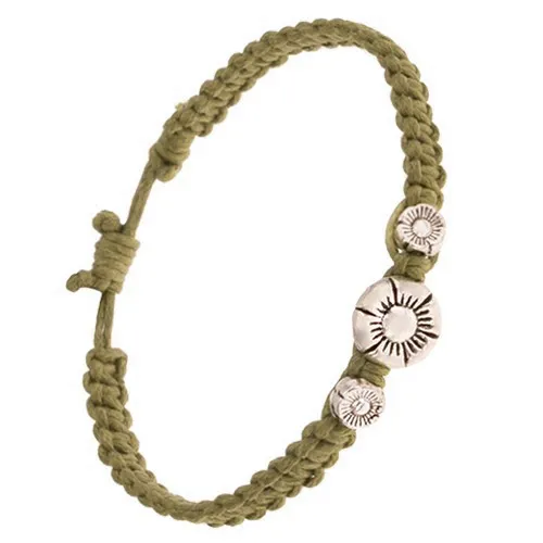 Náramek ze zaplétaných oříškových šňůrek, tři patinované květy