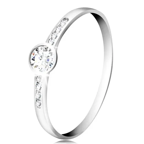Prsten z bílého 14K zlata - kulatý čirý zirkon, tenké pásy zirkonů po stranách - Velikost: 64