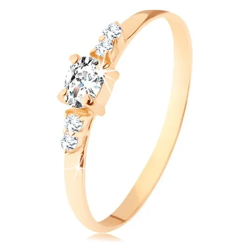 Prsten ze žlutého 14K zlata - čirý zirkonový ovál, dvojice zirkonků po stranách - Velikost: 48