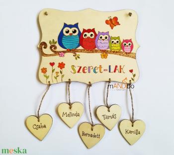 Isten hozott / Édes otthon / Szeret-Lak baglyos pirogravírozott családi névtábla (szívekkel)