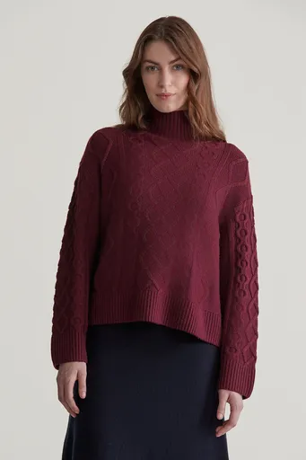 SVETR GANT CABLE KNIT STAND COLLAR PLUMPED RED