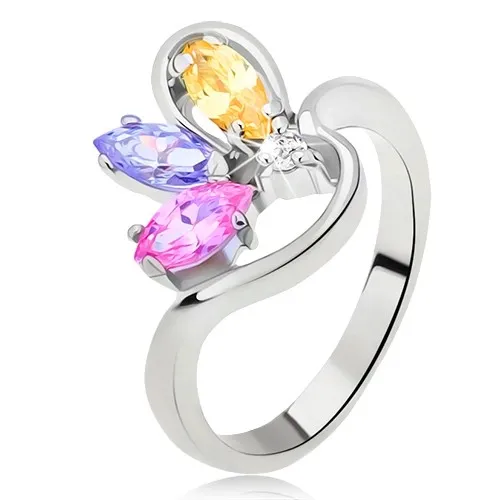 Prsten stříbrné barvy se zvlněným ramenem a zirkony zrníčkového tvaru - Velikost: 58