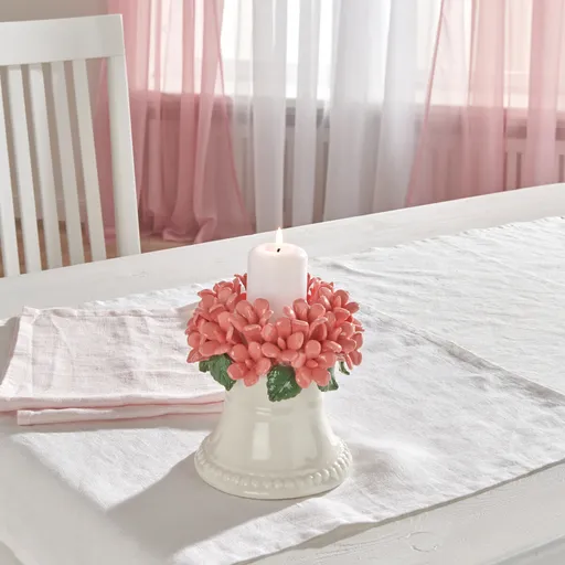 Svícen s květinovým věncem