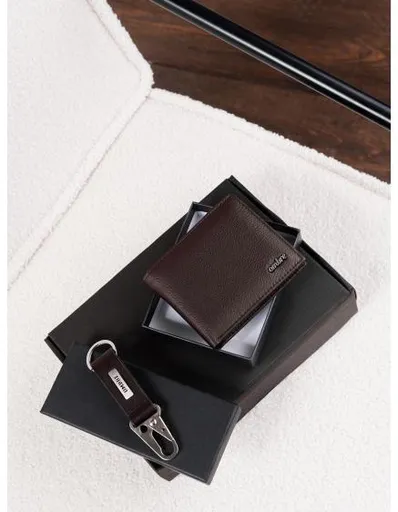 Dárková sada hnědých kožených doplňků pro muže – peněženka a klíčenka – Z106