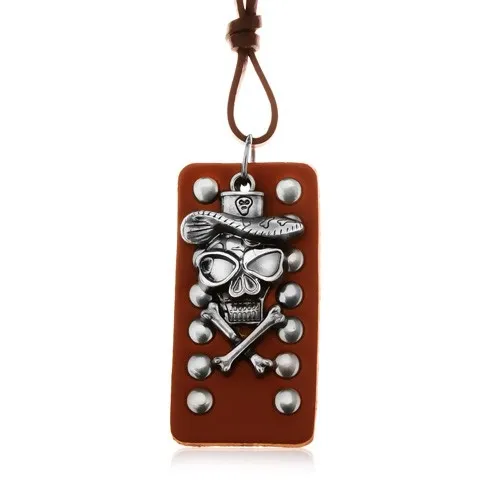 Náhrdelník z hnědé syntetické kůže, okovaná známka, lebka v klobouku