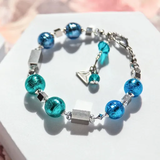 Lampglas Krásný náramek Frost Bloom Blue s ryzím stříbrem v perlách Lampglas BER7