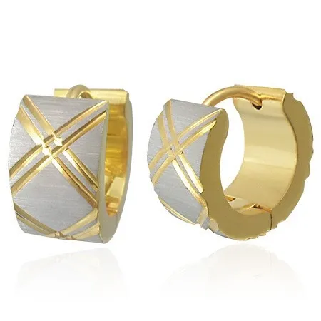 Zlaté náušnice z oceli, stříbrný saténový povrch, šikmé rýhování