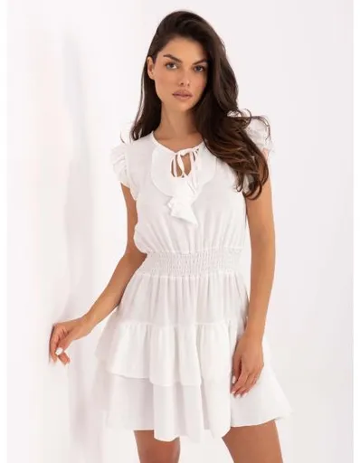 Bílé krátké šaty s kosticemi ve výstřihu