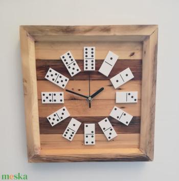 Vintage dominós falióra