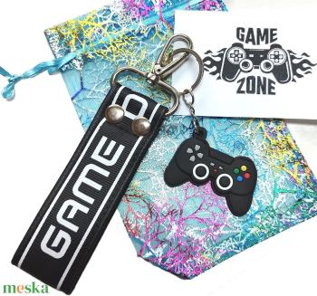 GAME műbőr kulcstartó karikával karabinerrel ajándéktasakban Férfiaknak is!