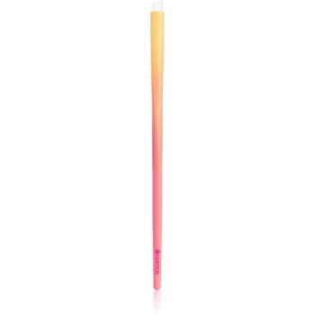 essence BRUSH IT LIKE IT'S ART eyeliner brush zkosený štětec na oční stíny 01 Just Wing It Like It's Art 1 ks