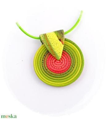 Zöld-pink spirál medál neon színekkel