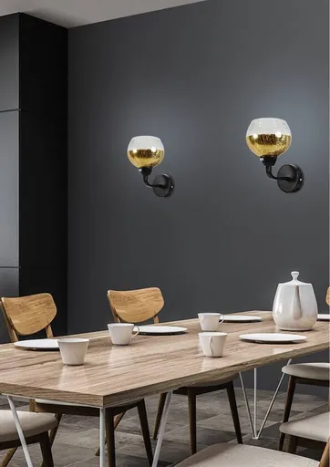 Černo-zlatá zrcadlová nástěnná lampa se stínidlem z tepaného skla Cromina Gold