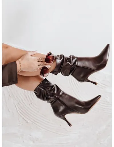 Hnědé kotníkové boty na podpatku se zvrásněným svrškem