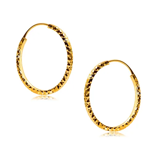 Kruhové náušnice ve žlutém 585 zlatě ozdobené diamantovým řezem, hranatá ramena, 18 mm