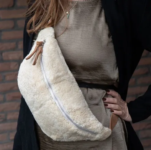 Přírodní kabelka ledvinka z ovčí vlny - 43*10*20cm Mars & More