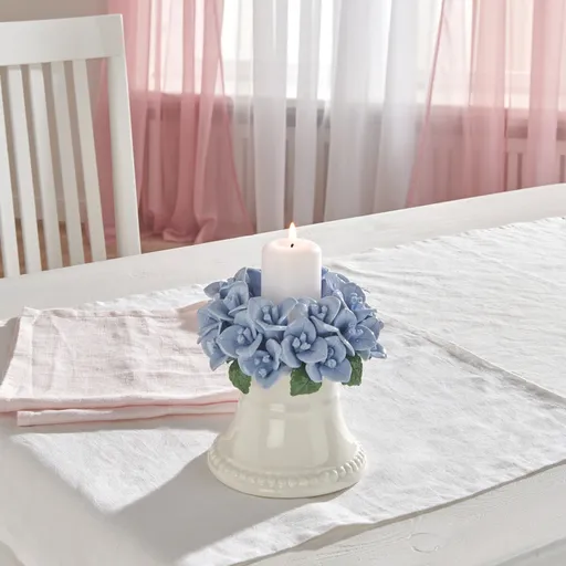 Svícen s květinovým věncem