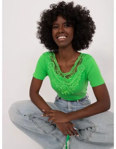 Dámská halenka s krajkou a zirkony STONE světle zelená