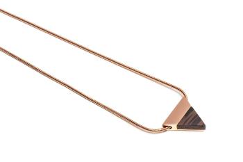 Náhrdelník s dřevěným detailem Rose Necklace Triangle s možností výměny či vrácení do 30 dní