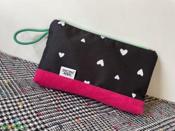Szívecskés pipere táska pink korddal, zöld füllel