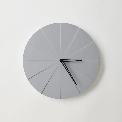 ODLITO Betonové nástěnné hodiny Koláč – šedá – 28,5 cm – černé ručičky