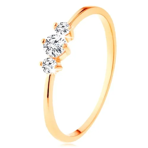 Prsten ve žlutém 14K zlatě se zúženými rameny, tři blýskavé čiré zirkony - Velikost: 52