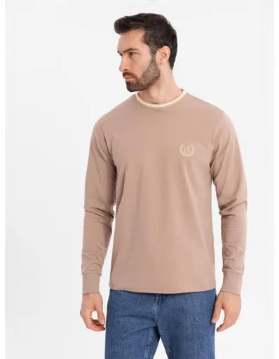 Pánské bavlněné tričko s dlouhým rukávem, pruhovaným výstřihem do U a výšivkou – hnědé V6 OM-LSCL-0128