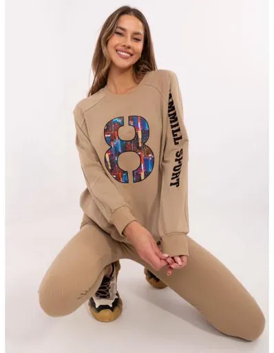 Tmavě béžová souprava s pruhovanými legínami