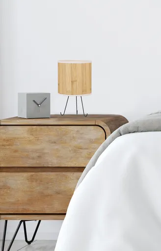 Stolní lampa s drátěnými nohami z borovice Adora