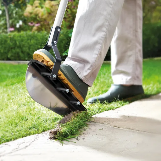 Zastřihovač trávníku s podvozkem