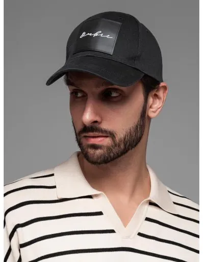 Pánská baseballová čepice s kšiltem a velkou nášivkou – černá V1 OM-ACCS-0101