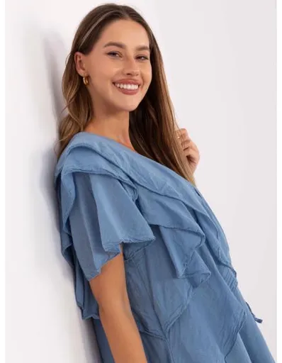 Špinavě modré šaty s kosticemi ve výstřihu