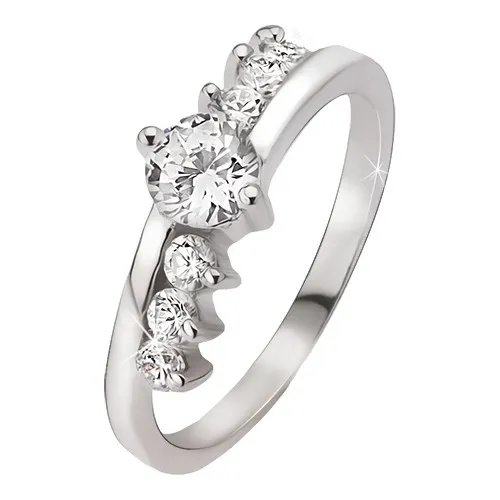 Prsten ze stříbra 925 - kulatý čirý kamínek, tři kamínky vedle ramen - Velikost: 54