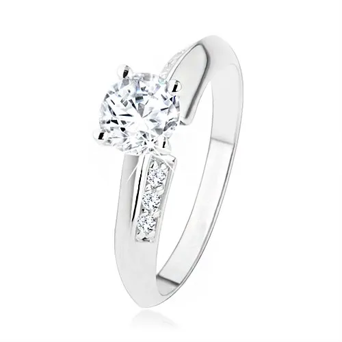 Zásnubní prsten ze stříbra 925, zkosená ramena zdobená zirkony, čirý kamínek - Velikost: 49