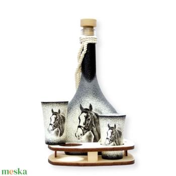 Ló motívummal díszített  pálinkás szett ( 0,2 l  üveg+2x50 ml pohár +tartó )