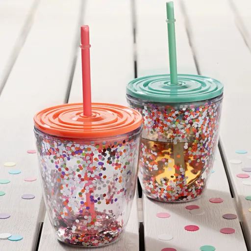 Pohár s víčky a brčky